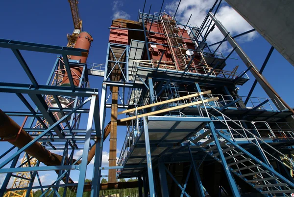 Kranen en balken bij de bouw van een industriële fabriek — Stockfoto