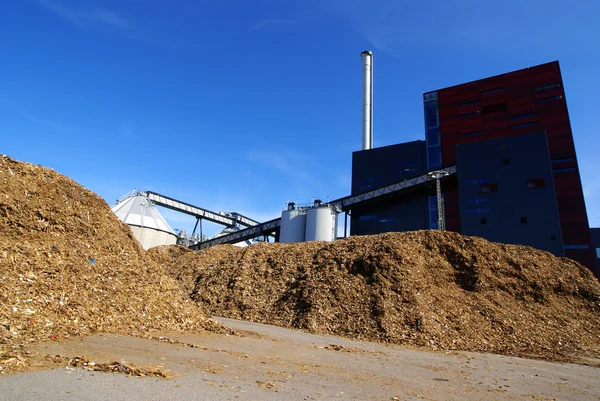 Planta de bioenergía con almacenamiento de combustible de madera — Foto de Stock