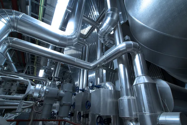 Tubos, tubos, maquinaria y turbina de vapor en una central eléctrica Imagen de archivo