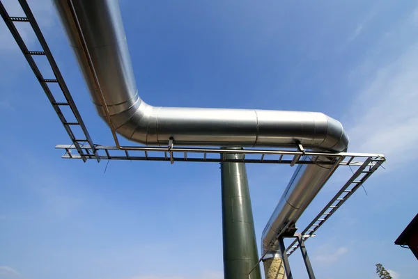 Industriområde, steel pipe-lines på blå himmel — Stockfoto