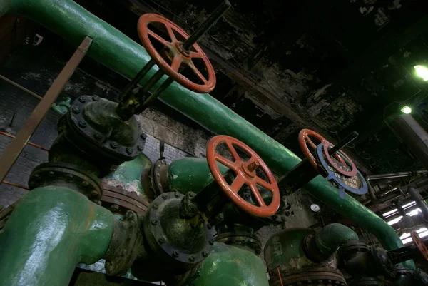 Труби, труби, машини та парові турбіни на електростанції — стокове фото