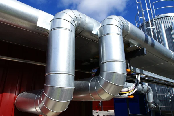 Ipari zóna, acél csővezetékek a kék ég — Stock Fotó