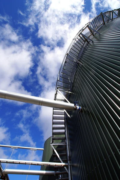 Ipari zóna, acél csővezetékek a kék ég — Stock Fotó