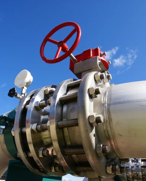 Industrial zone, Steel pipelines and valve on blue sky — Stock Photo, Image