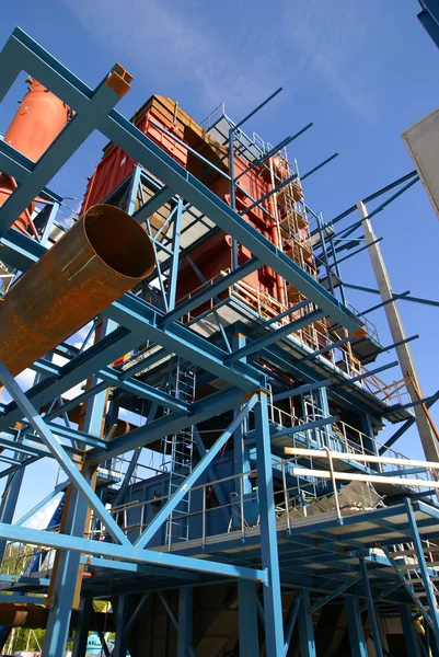 Sanayi fabrikasının inşaatında vinç ve kirişler — Stok fotoğraf