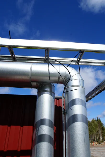 Ipari csővezetékek cső-híd ellen kék ég — Stock Fotó