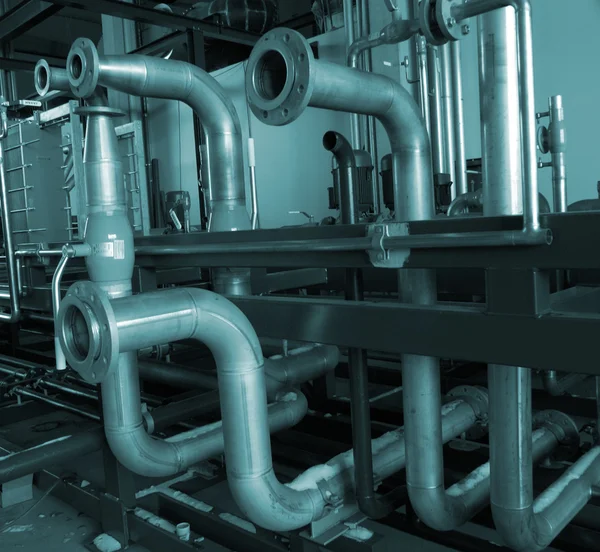 Instalación de tuberías industriales en tonos azules — Foto de Stock