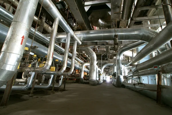 Zona industrial, tuberías de acero dentro de la fábrica — Foto de Stock