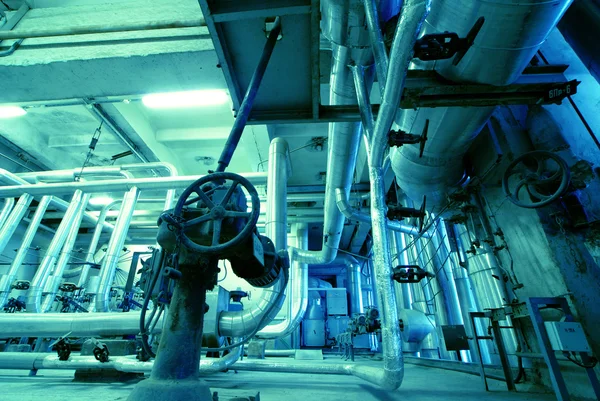 Промышленная зона, стальные трубопроводы в синих тонах — стоковое фото