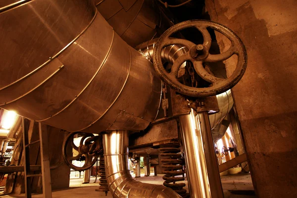 Промышленная зона, стальные трубопроводы в коричневых тонах — стоковое фото