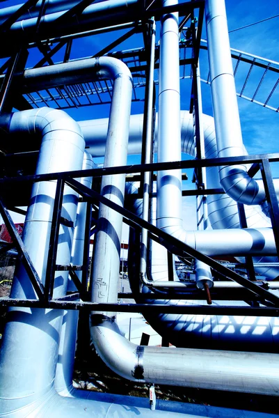 Industriële zone, Staalpijpleidingen in blauwe tinten — Stockfoto