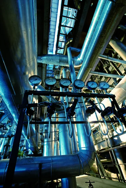 Industriegebiet, Stahlrohre in Blautönen — Stockfoto