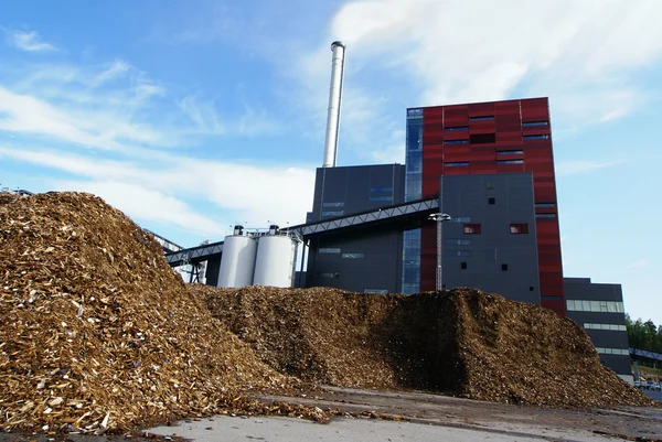 Biokraftverk med lagring av träbränsle mot blå himmel — Stockfoto