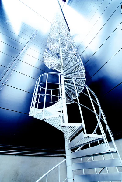 Sanayi Bölgesi, çelik merdivenler mavi tonlarında — Stok fotoğraf