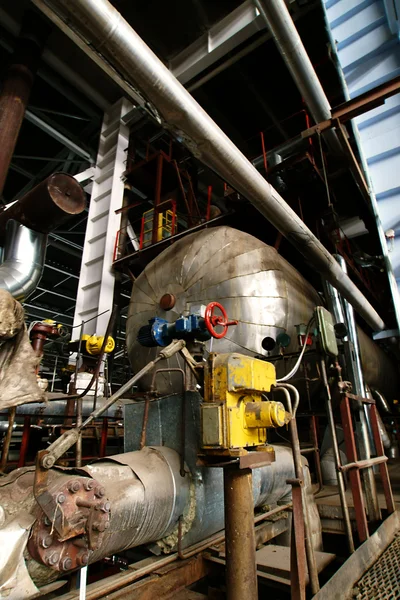발전소에 있는 여러 가지 크기와 모양의 파이프와 밸브 — 스톡 사진