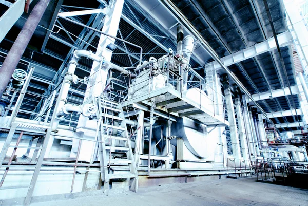 Olika storlek och formade rör och ventiler vid ett kraftverk — Stockfoto