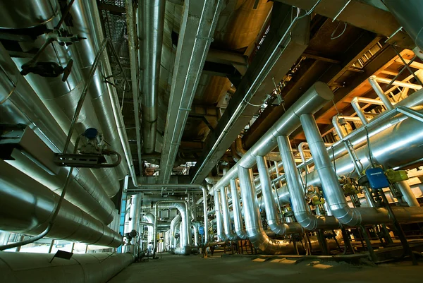 Zona industriale, tubazioni, valvole e scale in acciaio — Foto Stock