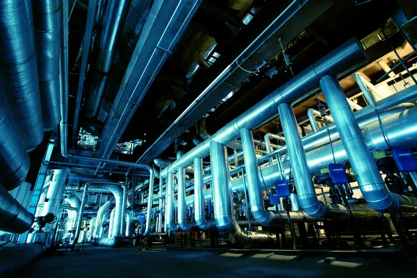 Zona industrial, Tuberías de acero en tonos azules —  Fotos de Stock