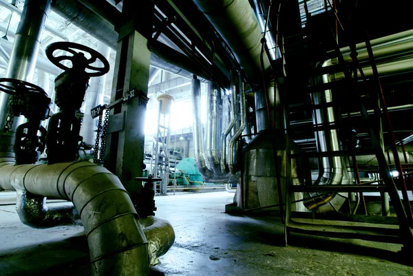 Zona industrial, tuberías de acero, válvulas y escaleras —  Fotos de Stock