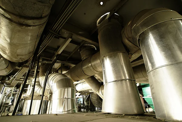 Різні розміри і форми труб і клапанів на електростанції — стокове фото