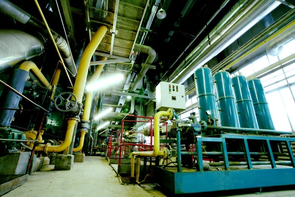 Equipos, cables y tuberías que se encuentran en el interior de una industria moderna — Foto de Stock