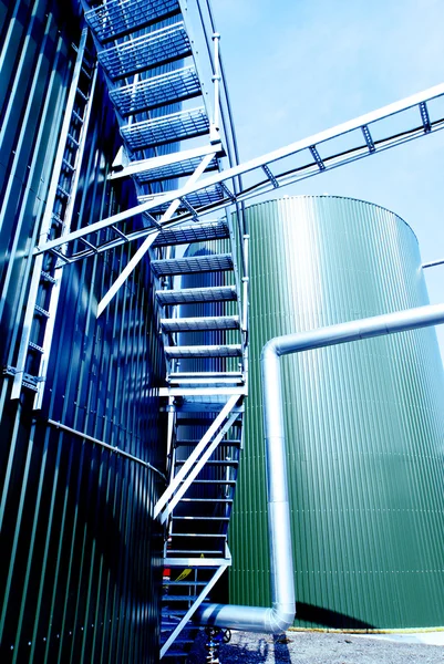 Industriegebiet, Stahlrohre in Blautönen — Stockfoto