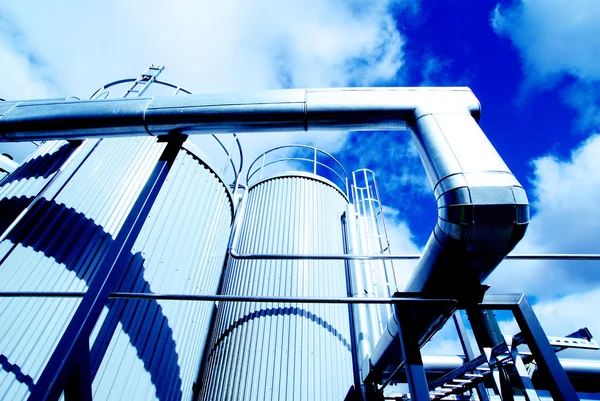 Moderní průmyslová továrna proti modré obloze — Stock fotografie