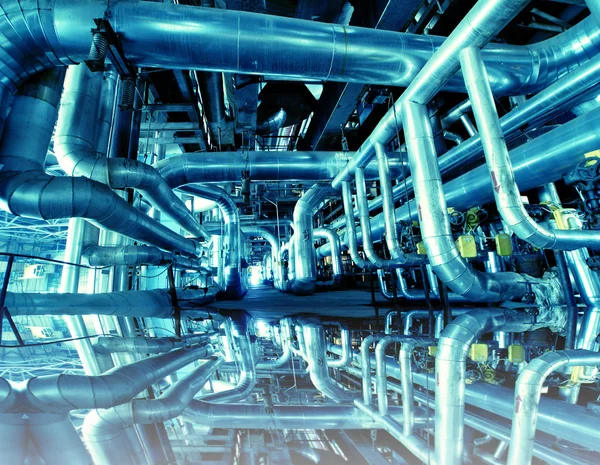 Промислова зона, сталеві трубопроводи в синіх тонах з відображенням — стокове фото