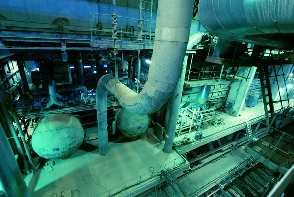 Zařízení, kabely a potrubí jako nalezené v moderní průmyslové — Stock fotografie