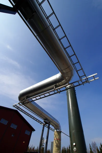 Mavi gökyüzüne karşı sanayi bölgesi, çelik boru hatları ve vanalar — Stok fotoğraf