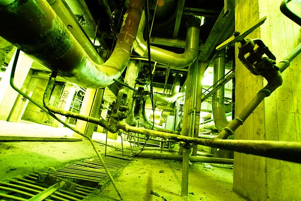 Промышленная зона, стальные трубопроводы в желтых тонах — стоковое фото