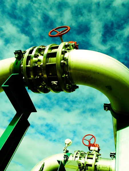 Ipari övezet, acélvezetékek és szelepek a kék ég ellen — Stock Fotó