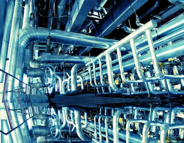 工业区，钢管道的蓝色色调用反射 — 图库照片