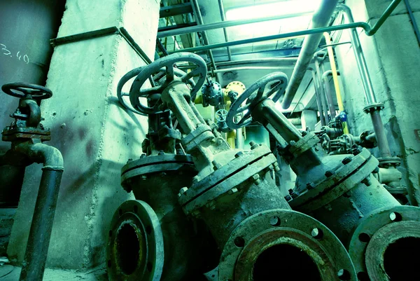 Βιομηχανική ζώνη, αγωγοί χάλυβα σε μπλε τόνους — Φωτογραφία Αρχείου