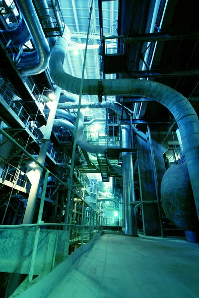 Průmyslová zóna, Ocelové potrubí, ventily a žebříky — Stock fotografie