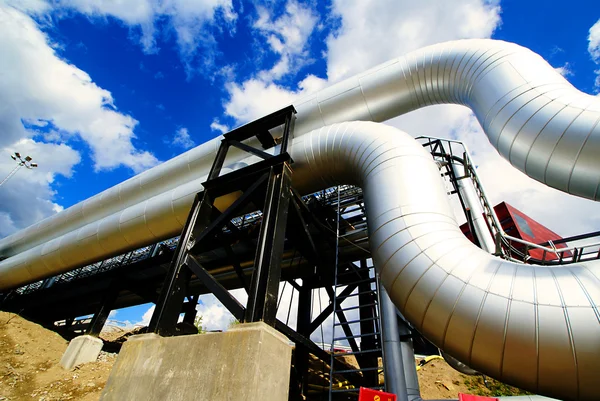Zone industrielle, pipelines en acier et vannes contre ciel bleu — Photo