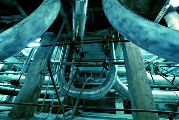 Bir enerji santralinde farklı boyutlarda ve şekilli borular ve vanalar — Stok fotoğraf