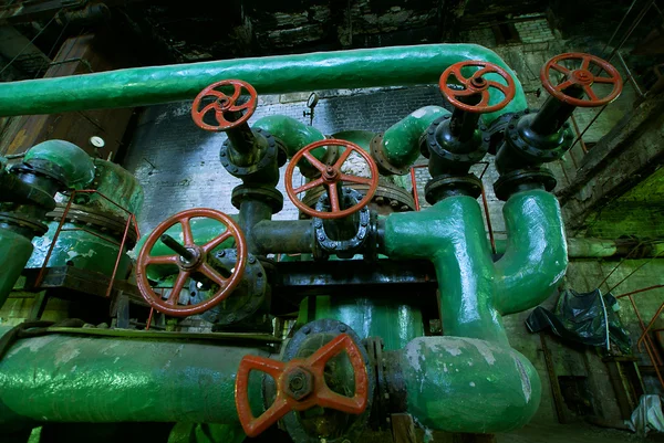 Ausrüstung, Kabel und Rohrleitungen, wie sie in einem Industriegebäude gefunden wurden — Stockfoto