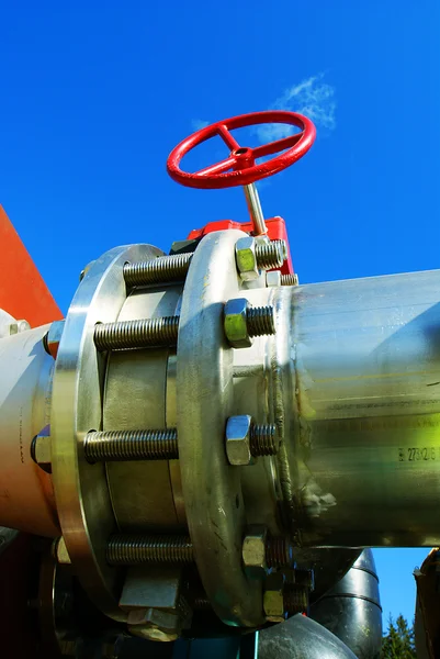 Zone industrielle, pipelines en acier et vannes contre ciel bleu — Photo