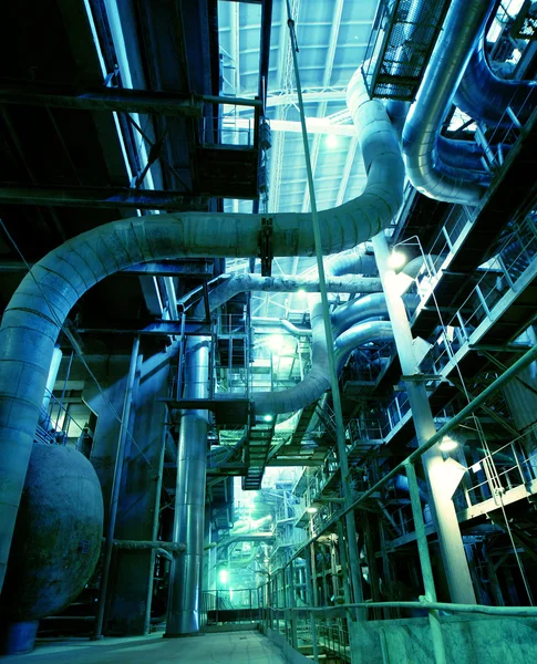 Промышленная зона, стальные трубопроводы, клапаны и лестницы — стоковое фото