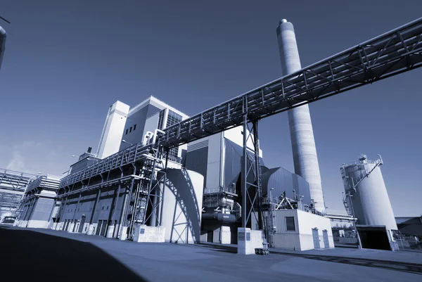 Modern industrifabrik i blå ton — Stockfoto