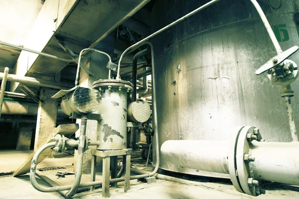 Промышленная зона, стальные трубопроводы, клапаны и фланцы — стоковое фото