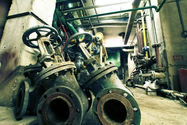 Промислова зона, сталеві трубопроводи, клапани та драбини — стокове фото