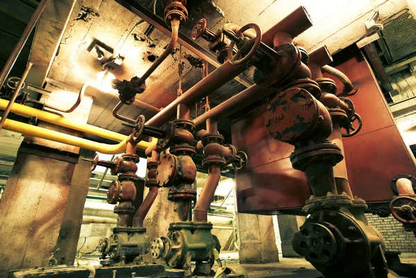 Zona industrial, tuberías de acero, válvulas y escaleras — Foto de Stock