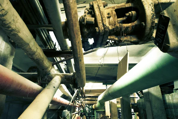 Zona industrial, dutos de aço, válvulas e escadas — Fotografia de Stock