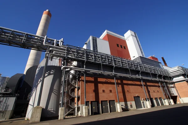 Moderne Industriefabrik gegen blauen Himmel — Stockfoto