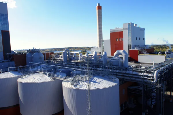 Современная промышленная фабрика против голубого неба — стоковое фото