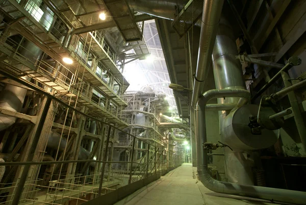 Zona industrial, dutos de aço, válvulas e escadas — Fotografia de Stock