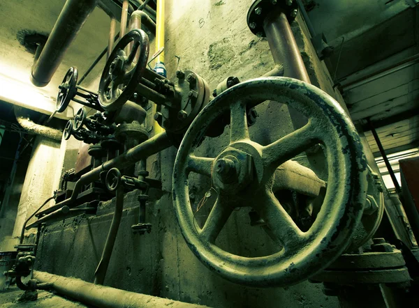 機器、ケーブル、現代産業の内部にある配管 — ストック写真