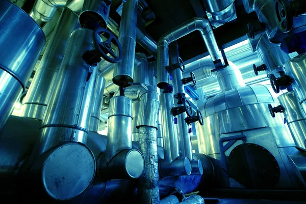 Industriezone, Stahlrohre, Ventile und Leitern in blauer Tonne — Stockfoto